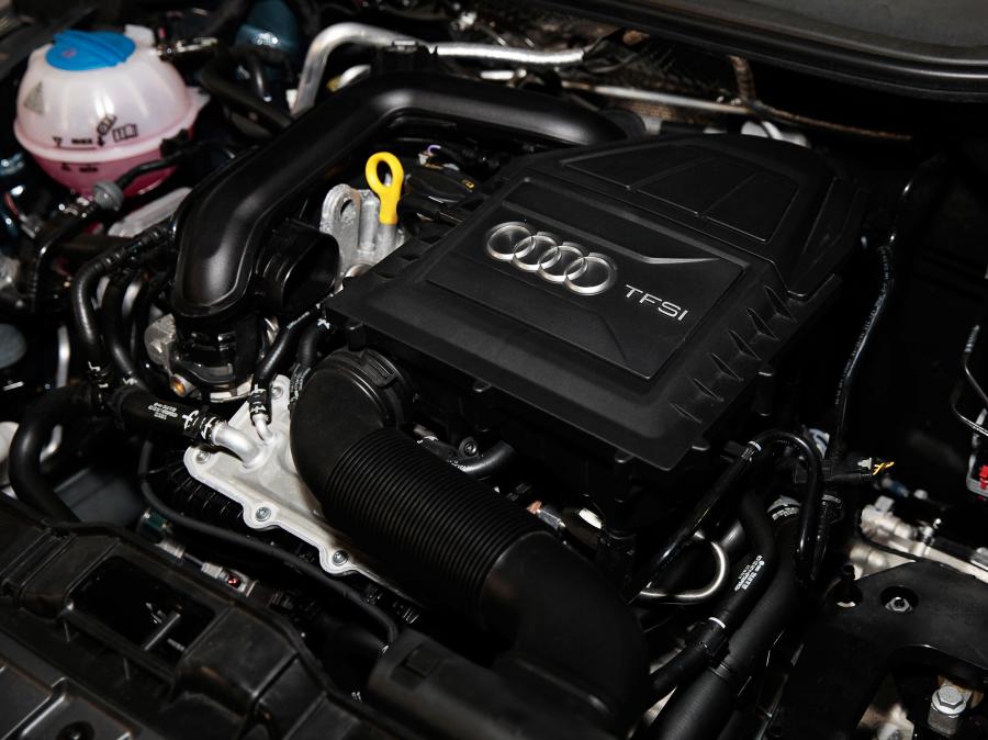 Моторный отсек Audi A1 TFSI (8X) 2015 года  (JP) (фото 6 из 11)